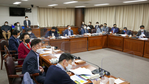 ▲ 안산시의회 의원들이 지난 12일 의회 대회의실에서 열린 ‘안산 장상·신길2 공공주택사업 지구계획승인신청안 시의회 설명회’에 참석했다. 사진은 이날 설명회 중 한 장면.