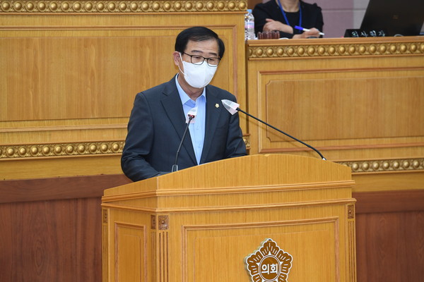 ▲ 이희창 행정사무조사특별위원장이 제330회 임시회 제1차 본회의에서 행정사무조사 변경 계획(안)을 보고하고 있다.