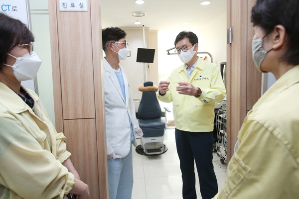 ▲ 정원오 성동구청장이 의료진을 격려하고 의견을 청취하고 있다.