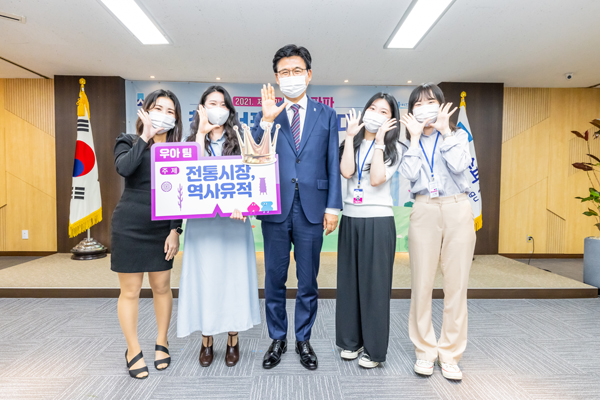 ▲ 송송파파 청년서포터즈 발대식 참석한 박성수 구청장(가운데).