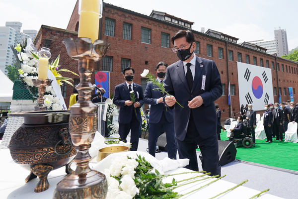 ▲ 5.18 민중항쟁 41주년 서울기념식 헌화하는 유덕열 동대문구청장.