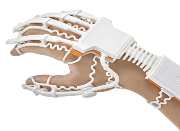 ▲ 로봇재활 치료기(smart glove)를 착용한 모습.
