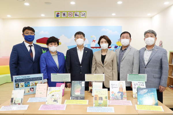 ▲ 강북구의회 행정보건위원회, 강북문화정보도서관 방문 모습.
