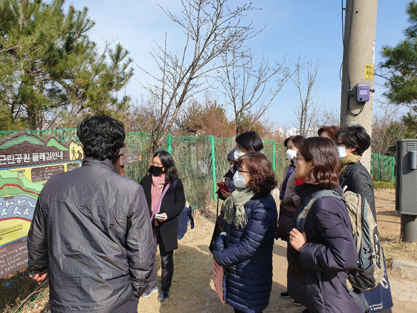 ▲ 마실나들이를 통한 학교 인근의 다양한 정보 수집 모습.