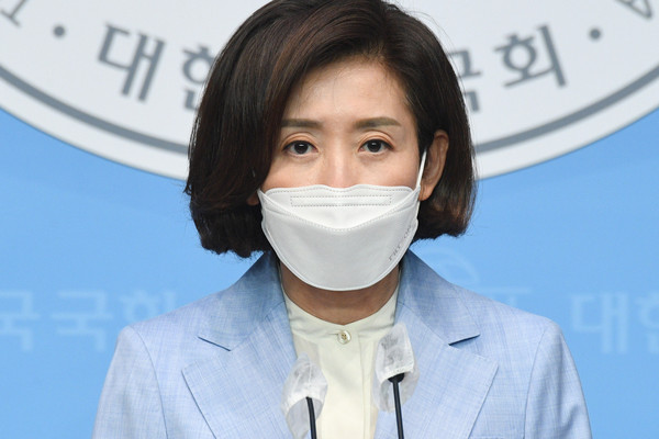 ▲ 나경원 전 의원, 당 대표 출마 선언 기자회견. /뉴시스
