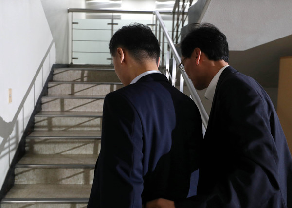 ▲ 법정 향하는 윤 모 총경. /뉴시스