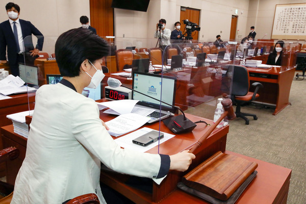 ▲ 법사위 전체회의 진행하는 백혜련 의원. /뉴시스