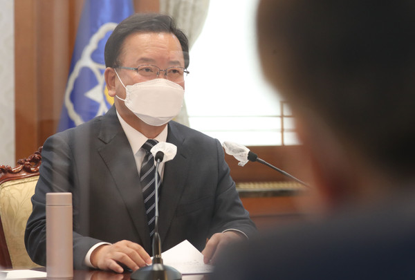 김부겸 국무총리가 21일 오전 서울 종로구 정부서울청사에서 열린 부동산 투기 의혹 단속 및 수사 점검회의에 참석해 발언하고 있다. (공동취재사진) 2021.05.21