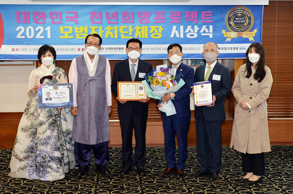 ▲ 2021 모범자치단체장 시상식 대상수상한 유덕열 동대문구청장(왼쪽 세번째).