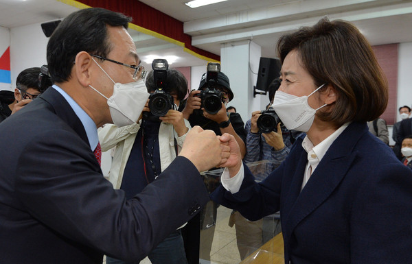 ▲ 주먹인사 하는 주호영 의원과 나경원 전 의원. /뉴시스