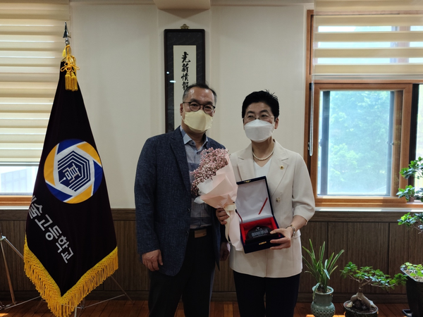 ▲ 감사패 수여 받는 서울시의회 유정희 의원.
