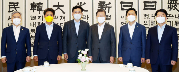 ▲ 왼쪽부터 최강욱 열린민주당 대표, 여영국 정의당 대표, 송영길 더불어민주당 대표, 문재인 대통령, 김기현 국민의힘 대표 권한대행, 안철수 국민의당 대표. /뉴시스