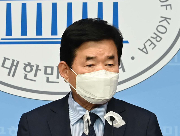 ▲ 주택시장안정위한 공급 금융세제 개선안 발표하는 김진표 위원장. /뉴시스