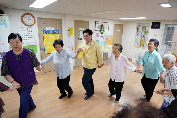▲ 유덕열 동대문구청장이 코로나 발생 전인 2019년 무더위 쉼터 경로당을 방문했다.