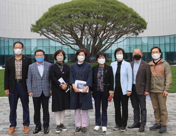 ▲ ‘화성 함백산 추모공원’ 방문한 안양시의회 보사환경위 위원들.