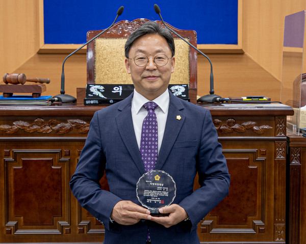 ▲ ‘지방의정대상’ 수상한 강북구의회 이용균 의장.