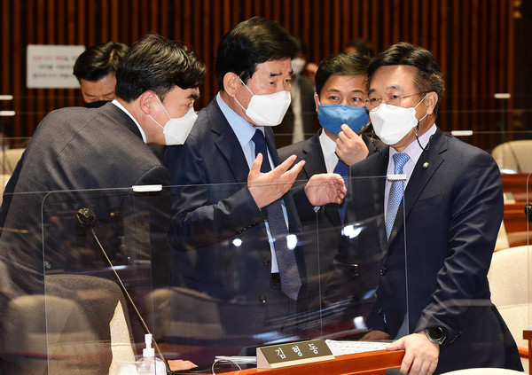 ▲ 윤호중 더불어민주당 원내 대표가 부동산 관련 정책 의원 총회에서 김진표 부동산특별위원회 위원장 등과 대화하고 있다. /뉴시스