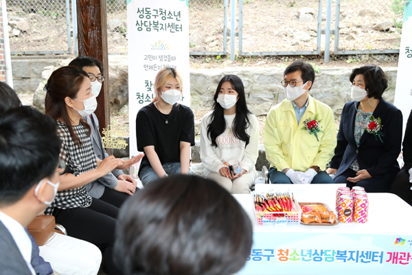▲ 청소년, 학부모, 지역주민과 함께 이야기를 나누고 있는 정원오 성동구청장.