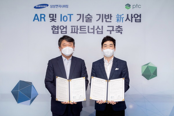 ▲ 삼성엔지니어링 솔루션사업본부장 문덕규 전무(왼쪽)와 PCT코리아 국내영업총괄본부장 김상건 전무가 기념촬영을 하고 있다.