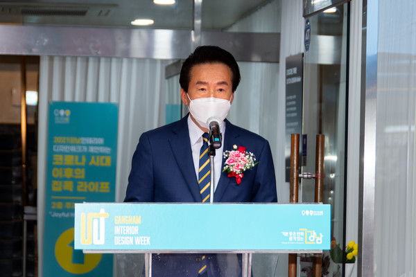 ▲ 29일 논현동 가구거리에서 진행된 ‘강남 인테리어 디자인위크’ 개막식에서 강남구의회 김영권 부의장이 축사를 하고 있다.