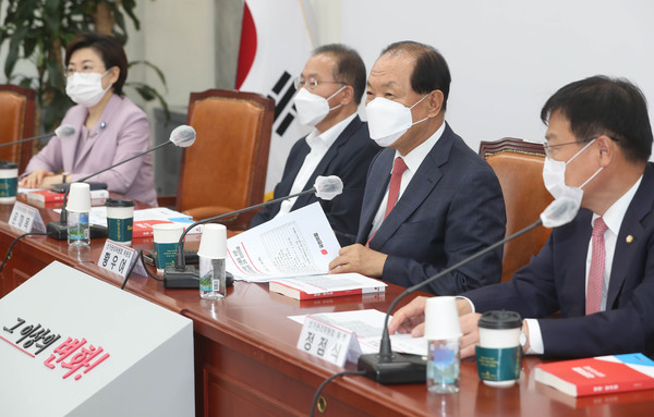 ▲ 황우여 국민의힘 선거관리위원장 주재로 18일 서울 여의도 국회에서 선거관리위원회 회의가 열리고 있다. /뉴시스