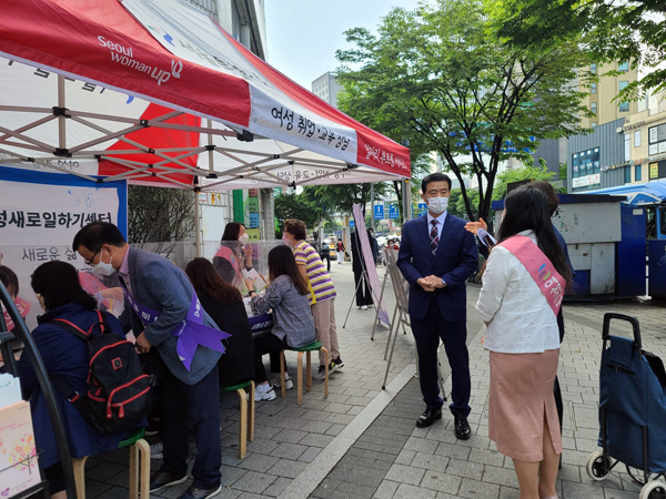 ▲ 전문상담사·구직 희망 여성들과 대화를 나누고 있는 이승로 구청장(가운데).