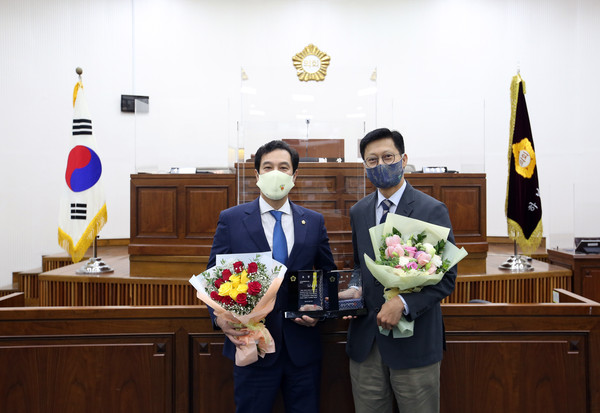 ▲ 경기도시‧군의회의장협의회 제10회 의정활동 우수의원으로 선정된 강성삼 부의장(사진 왼쪽)과 이영준 의원.