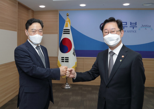 ▲ 박범계 장관 예방한 김오수 검찰총장. /뉴시스