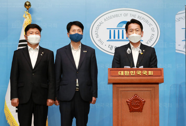 ▲ 문재인 대통령과 간담회 결과 발표하는 ‘더민초’. /뉴시스