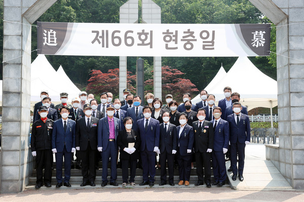 ▲ 시흥시의회 제66회 현충일 추념식 참석 단체사진.