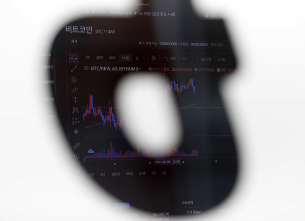 ▲ 서울 강남구 암호화폐 거래소 빗썸 강남 고객센터 전광판에 비트코인 시세가 표시되고 있다. /뉴시스