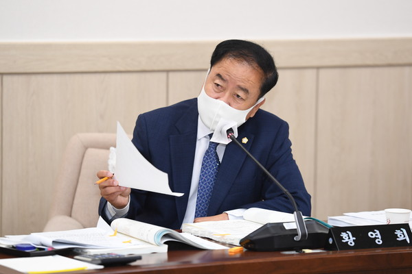 ▲ 황영희 부의장이 양주시의회 특별위원회실에서 감사 관련 서류를 들어보이며 양주시 기획행정실장에게 질의하고 있다.