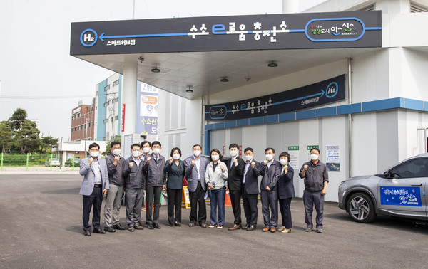 ▲ 수소e로움 충전소 방문한 안산시의회 도시환경위원회 위원들.