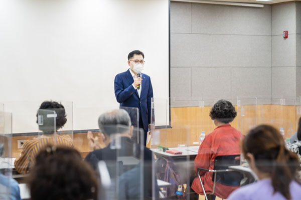 ▲ 이정훈 강동구청장이 ‘마을미디어 맛보기 교육’에 참석해 인사말 하고 있다.