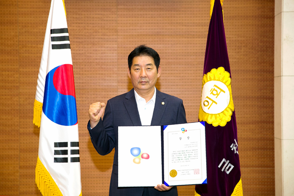 ▲ 기념사진 촬영하는 김영섭 의원.