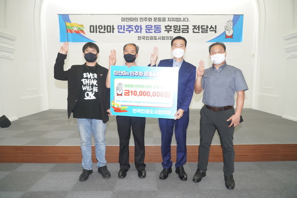 ▲ 후원금 전달식 참여해 기념사진 촬영하는 이승로 성북구청장 (오른쪽 두번째).