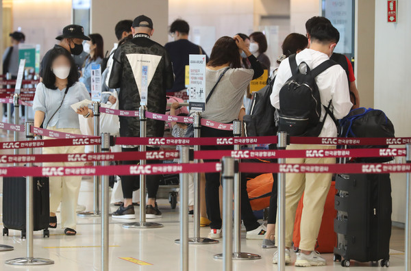 ▲ 김포공항 찾은 여행객들. /뉴시스