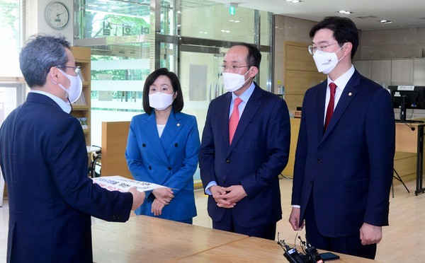 ▲ 국민의힘 추경호 원내수석부대표, 강민국 원내대변인, 전주혜 원내대변인이 9일 서울 종로구 감사원에 국민의힘 국회의원 부동산 투기 전수조사를 의뢰하고 있다. /뉴시스