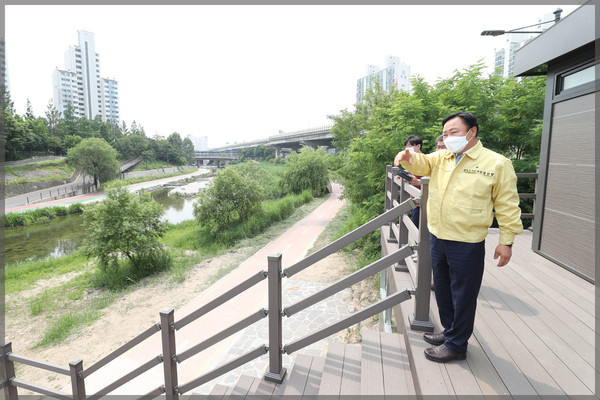▲ 중랑천 화장실 부지 현장방문 모습.