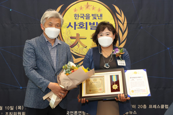 ▲ 오인열 의원(오른쪽) 수상 모습.
