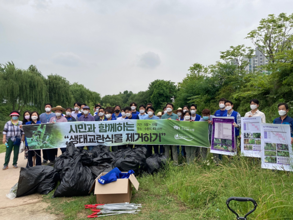 ▲ 민·관 합동 생태계 교란 야생식물 제거작업 및 줍킹 활동.