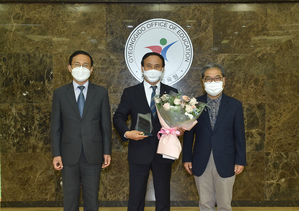 ▲ 이재정 교육감, 김회광 파주 부시장에 표창 전달 후 기념사진 촬영.
