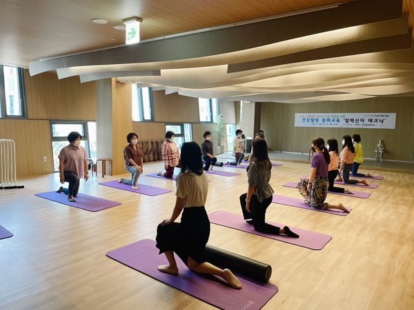 ▲ 사회복지 실무자들이 건강힐링문화관에서 ‘알렉산더 테크닉’ 힐링 문화교육에 참여 중이다.
