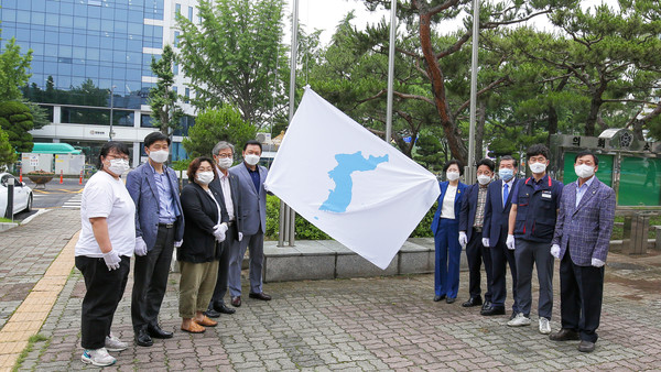 ▲ 안산시의회가 15일 6.15 남북공동선언 21주년을 맞아 한반도기를 게양했다. 사진은 게양에 앞서 시의회 의장단과 6.15공동선언실천 남측위원회 안산본부 관계자들이 촬영에 임하고 있는 모습.
