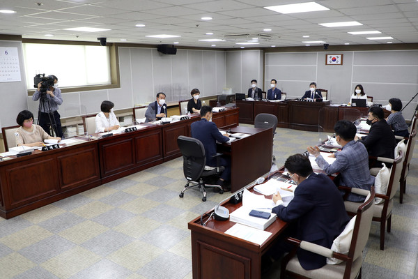 ▲ 수원시의회 문화체육교육위, 제360회 정례회에서 조례안 등 안건심사 진행 모습.
