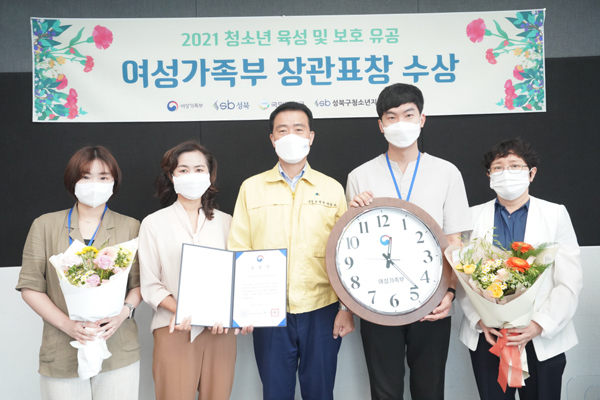 ▲ 표창 수상 기념사진 촬영하는 이승로 성북구청장(가운데).