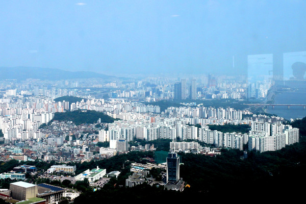 ▲ 서울 중구 남산서울타워에서 서울 시내 아파트 단지가 보이고 있다. /뉴시스