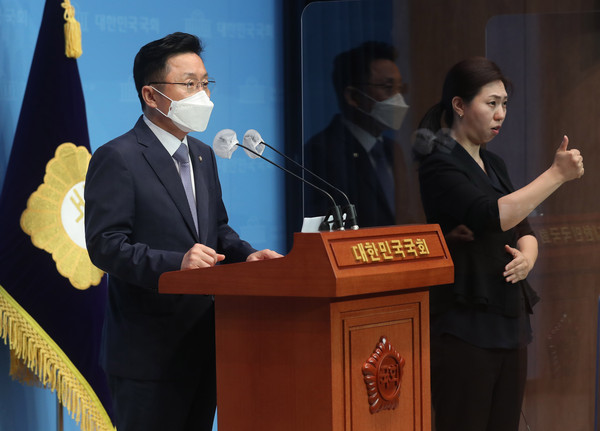 ▲ 최인호 의원 개헌 제안 관련 기자회견. /뉴시스