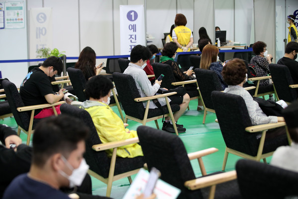 ▲ 17일 오전 서울 노원구민체육센터에 마련된 백신접종센터에서 예방접종이 진행되고 있다. /뉴시스