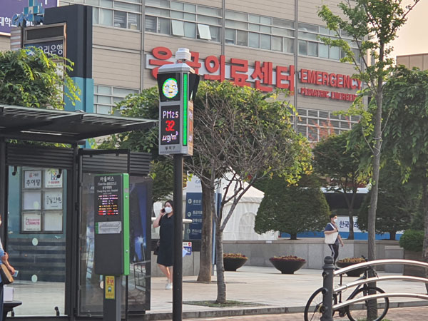 ▲ 중앙대병원 앞 마을버스정류장(흑석동 224-8)에 설치된‘미세먼지 신호등’.